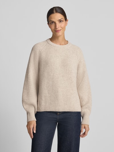 Frauenmodel trägt Loose Fit Pullover aus Woll-Mix Modell 'RIB KNIT' von ARMEDANGELS, cremefarben, grobe Strickstruktur, Ganzkörperansicht von vorne, Damen Pullover