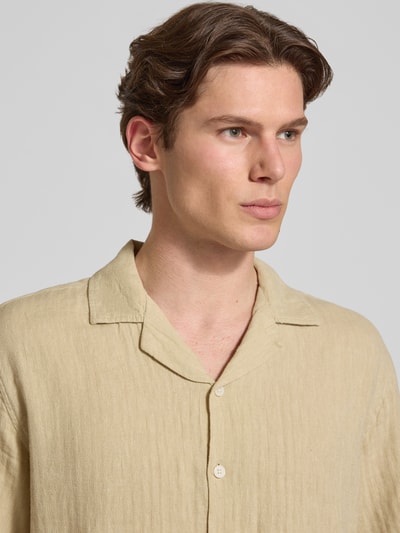 Männermodel trägt Regular Fit Leinenhemd mit Reverskragen Modell 'DYLAN' von Redefined Rebel, Leinen-Baumwoll-Mix, Nahaufnahme Oberkörper.