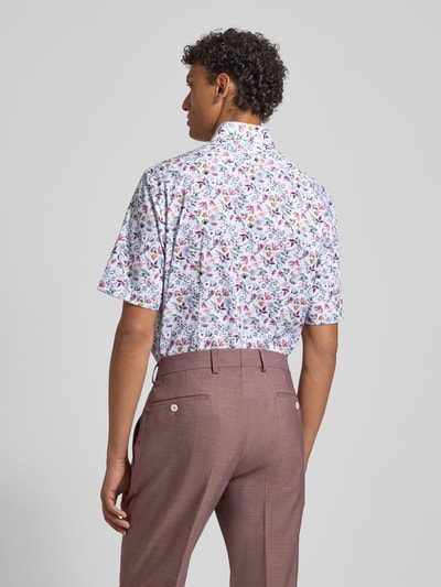 Männermodel trägt Regular Fit Business-Hemd mit floralem Muster und Kentkragen von OLYMP in Weiß, Rot und Blau, Rückenansicht, Ganzkörperansicht Rückansicht, reine Baumwolle, kurze Ärmel, passende Länge und Schulterbreite gemäß Größe 40.