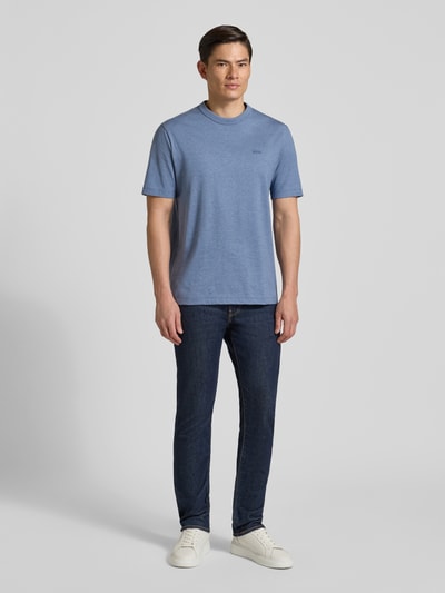 Männermodel trägt Regular Fit T-Shirt aus reiner Baumwolle Modell 'H-TAUT 15' von BOSS in Blau, unifarben, Ganzkörperansicht von vorne.
