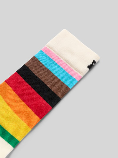 Produktfoto, Socken mit Pride-Print von Happy Socks, bunte Streifen, Baumwollmischung, elastische Rippbündchen, Label-Detail