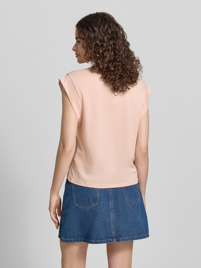 Frauenmodel trägt Regular Fit T-Shirt aus reiner Baumwolle Modell 'SHELINA' von Only in Optik: Unifarben mit Stickerei und Zierperlen, Kurzarm, Rundhals, leichte Struktur, Ganzkörperansicht Rückansicht.