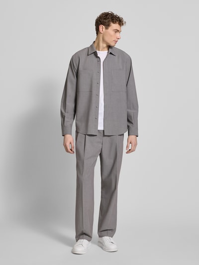 Männermodel trägt Regular Fit Freizeithemd mit Viskose-Anteil von JAKE*S STUDIO MEN in Grau, langärmelig, Ganzkörperansicht von vorne.