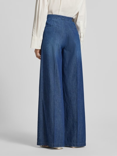 Vrouwenmodel draagt Wide Leg Jeans met knopen model 'BRIDGET' van SEDUCTIVE, puur katoen, persplooien, binnenbeenlengte 110 cm, ganzebody achteraanzicht.