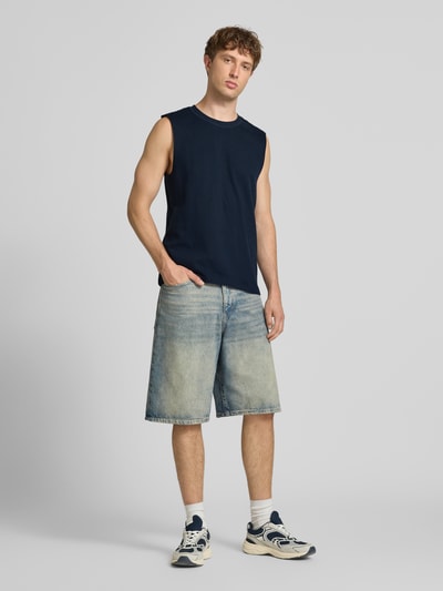 Männermodel trägt Tanktop mit Strukturmuster und Rundhalsausschnitt von Jack & Jones in Dunkelblau, Regular Fit, Nahaufnahme Oberkörper.