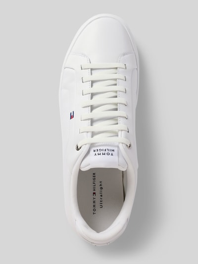 Produktfoto, Low Top Sneaker aus echtem Leder von Tommy Hilfiger, jednolity biały, zaokrąglony nosek, płaski obcas, logo, sznurowanie, podeszwa z fakturą, gładka skóra