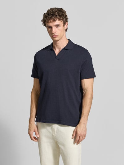Männermodel trägt Slim Fit Poloshirt mit V-Ausschnitt von MCNEAL, Reine Baumwolle, Polokragen, dunkelblau, Ganzkörperansicht von vorne