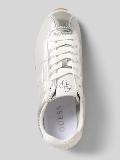 Produktfoto, Sneakersy z detalem z logo model 'Tiah' od GUESS, biało-srebrne, zaokrąglony krój, wiązanie, profilowana podeszwa, wysokość obcasa w rozmiarze 40: 2 cm, wysokość cholewki w rozmiarze 40: 7 cm, szerokość w rozmiarze 40: 8 cm