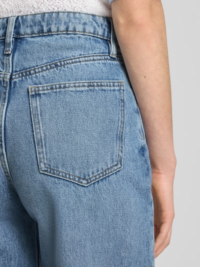 Frauenmodel trägt Straight Fit Jeans im 5-Pocket-Design Modell 'Bet' von Mango aus reiner Baumwolle in mittelblau, Detailaufnahme Rücken.