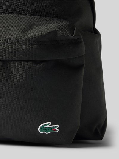 Produktfoto, plecak z przegródką na laptop Rucksack mit Laptopfach von Lacoste, czarny materiał o gładkiej teksturze, kontekst: kosmetyczka męska Lacoste