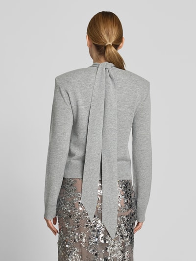 Frauenmodel trägt Regular Fit Pullover aus Woll-Mix von ROTATE in Strick-Optik mit Rollkragen und Schulterpolster, Rückenlänge 50 cm, Ganzkörperansicht Rückansicht.