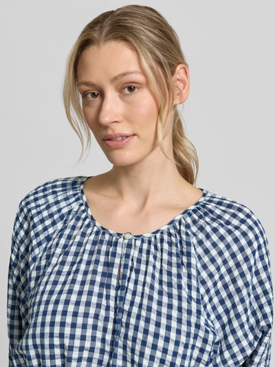 Kobieta prezentuje Regular Fit Freizeitkleid aus reiner Baumwolle od s.Oliver RED LABEL, wzór w kratę, 100% bawełna, krój regular fit, okrągły dekolt, długość midi, wiązany pasek, rękaw 3/4, tekstura crinkle, zbliżenie na górną część ciała
