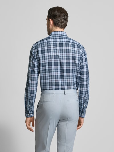Männermodel trägt Regular Fit Business-Hemd mit Kentkragen von Jake*s aus Leinen-Baumwoll-Mix, Karomuster, Ganzkörperansicht Rückansicht.