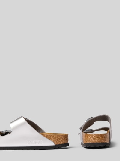 Productfoto, Slipper in Leder-Optik Model 'Arizona' van Birkenstock, dames instappers met afgeronde pasvorm, logodetail, hakhoogte 3 cm, maat 40, leerlook, detailopname van schoen en zool.