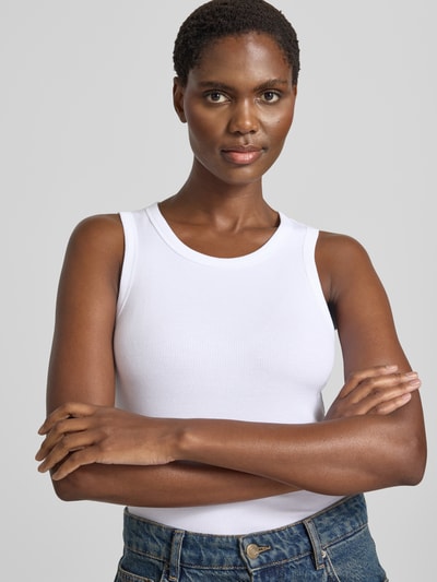 Frauenmodel trägt Slim Fit Tanktop aus Baumwoll-Mix Modell 'Ilesso' von OPUS in Weiß, feine Rippenstruktur, Nahaufnahme Oberkörper.
