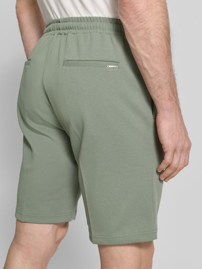 Männermodel trägt Regular Fit Shorts mit Tunnelzug von Antony Morato, materiaalmix met katoen, bandplooien, elastische band, bandwijdte maat M 41 cm, binnenbeenlengte 25 cm, ganzkörperansicht rückansicht