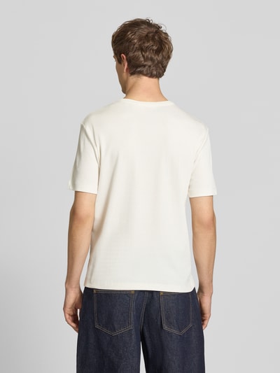 Männermodel trägt Regular Fit T-Shirt aus Baumwoll-Mix von Marc O'Polo Denim, unifarben, kurzarm, Rundhals, Ganzkörperansicht Rückansicht.