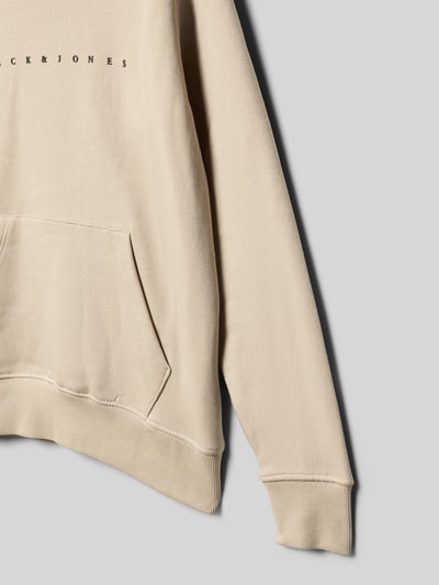 Produktfoto, Hoodie mit Label-Detail Modell 'ESTAR' von Jack & Jones, beigefarbener Baumwoll-Mix, gerade Passform, Känguru-Tasche, glatte Struktur