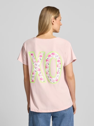 Frauenmodel trägt T-Shirt mit Paillettenbesatz von miss goodlife in Rosa mit bunten Buchstabenprint, Baumwoll-Elasthan-Mix, Ganzkörperansicht Rückansicht.