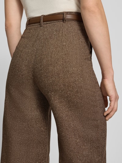 Frauenmodel trägt Weite Hose inklusive schmalem Gürtel Modell 'GIOIA' von Max Mara in Braun mit texturierter Oberfläche, Nahaufnahme Rückansicht, Damen Weite Hose von Max Mara Studio.