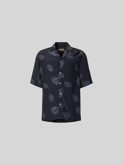 Produktfoto, Relaxed Fit Langarmbluse aus Viskose von Officine Générale in Dunkelblau mit Muster, Reverskragen, durchgehende Knopfleiste, 3/4-Arm, glatte Textur, Rückenlänge 80 cm, Schulterbreite 47 cm, Ärmellänge 33 cm