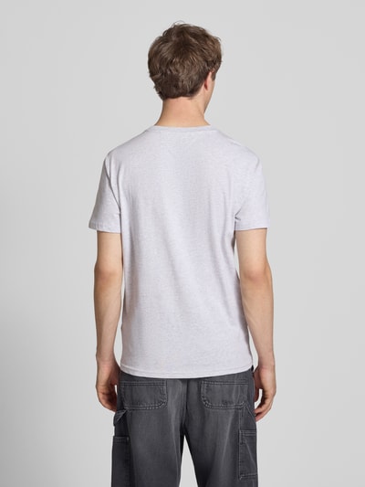 Männermodel trägt Regular Fit T-Shirt aus reiner Baumwolle von Tommy Jeans, unifarben, kurzarm, Rundhals, Ganzkörperansicht Rückansicht.