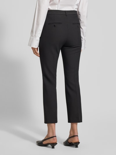 Vrouwenmodel draagt Slim Fit bandplooibroek met viscose-aandeel Model 'RANA' van Weekend Max Mara, look: effen, high waist, materiaalverwerking: webware, achterzakken, riemlussen, kleur zwart, sluiting met haak, knoop en ritssluiting, achteraanzicht in volle lengte