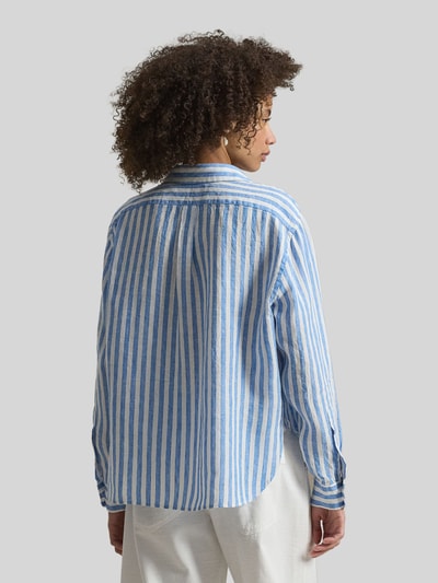 Frauenmodel trägt Boxy Fit Hemdbluse aus reinem Leinen von Polo Ralph Lauren mit blauen und weißen Streifen, Rückenpasse, Ganzkörperansicht Rückansicht.