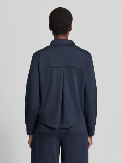 Frauenmodel trägt Regular Fit Sweatjacke aus Viskose-Mix Modell 'BETTE' von Brax in Dunkelblau mit feiner Struktur, Ganzkörperansicht Rückansicht. Damen Sweatjacke von Brax.
