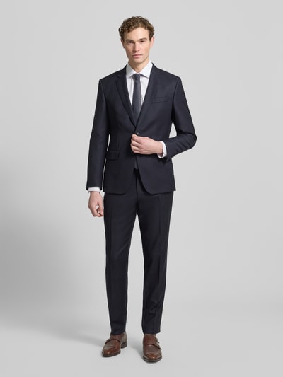 Männermodel trägt Regular Fit Businesshemd aus Uni Solid von Eterna, reine Baumwolle, Kentkragen, Knopfleiste, Sportmanschetten, Brusttasche, Kontrastausputz, bügelleicht, blickdicht, bügelfrei, Made in Europe, Rückenlänge 78 cm, Schulterbreite 47 cm, Ärmellänge 66 cm, Ganzkörperansicht von vorne.