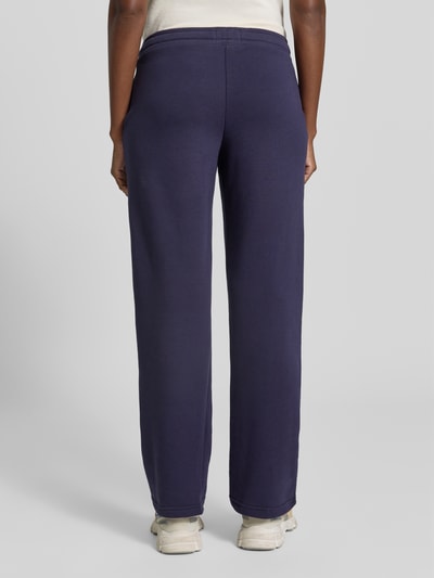 Frauenmodel trägt Straight Fit Sweatpants mit elastischem Bund von Christian Berg Woman in Dunkelblau, Baumwoll-Mix, Ganzkörperansicht Rückansicht.
