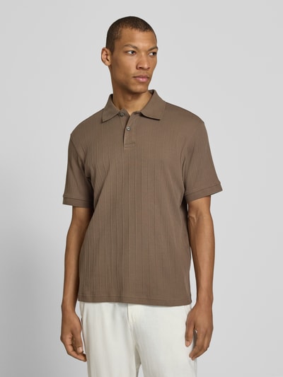 Męski model nosi Regular Fit Poloshirt reiner Baumwolle Modell 'COLE' od SELECTED HOMME, jednolity, strukturalny, krótki rękaw, bawełna, struktura jerseyu, kolor brązowy, widok całej sylwetki z przodu