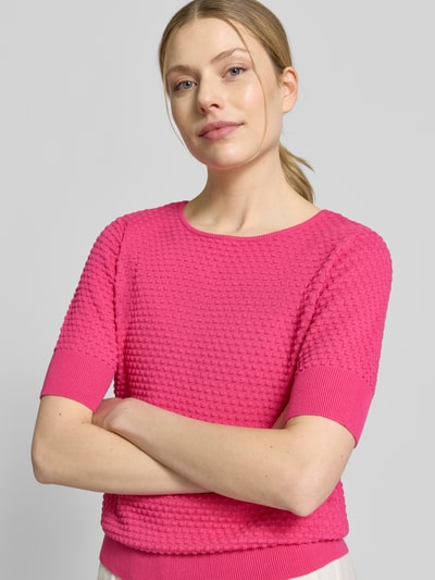 Vrouwenmodel draagt Strickpullover mit 1/2-Arm Modell 'Dodo' van FREE/QUENT, felroze, structuurpatroon, ronde hals, regular fit, puur katoen, detailopname bovenlichaam.