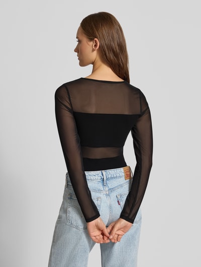 Młodzieżowy model nosi czarny body w półprzezroczystym stylu Slim Fit Body in semitransparenter Optik Modell 'ESTHER' od ONLY, całkowity widok z tyłu.
