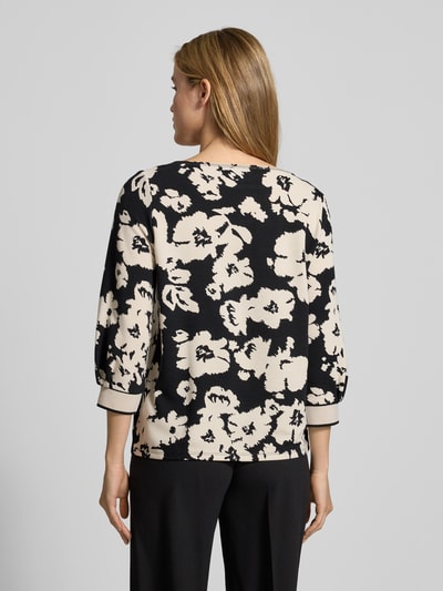 Frauenmodel trägt Sweatshirt aus Viskose-Mix mit 3/4-Arm von Betty Barclay, schwarz-beige Allover-Look, Ganzkörperansicht Rückansicht.