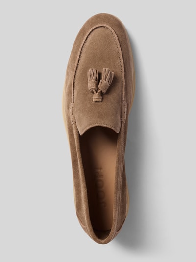 Produktfoto, loafers mit glatter Sohle Modell 'Velluto' von JOOP! SHOES, beżowy zamsz, zaokrąglony krój, ozdobny detal, wysokość obcasa 3 cm, wysokość cholewki 7 cm, szerokość w rozmiarze 44: 6 cm