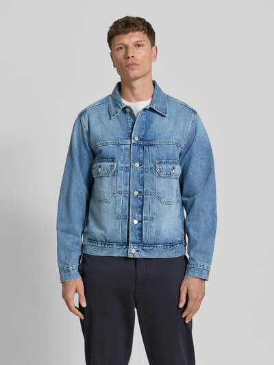 Männermodel trägt Regular Fit Jeansjacke mit Umlegekragen Modell 'MENDOCINO' von GAP, aus reiner Baumwolle, mittleres Blau, Ganzkörperansicht von vorne.