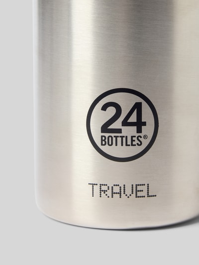 Produktfoto, Becher aus Edelstahl mit Logo von 24bottles, silberfarbene Oberfläche, schwarzer Logo-Schriftzug, glatte Textur