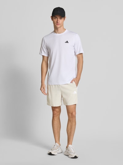 adidas Sportswear Korte broek met labelstitching en elastische band Zand - 1