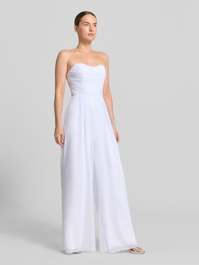 Frauenmodel trägt Jumpsuit mit Schnürung von Laona in Weiß mit Drapierungen, Taillierte Passform, Herz-Ausschnitt, Ärmelloses-Design, Reißverschluss auf der Rückseite, Rückenlänge 15 cm, Brustweite 29 cm, Gesamtlänge 134 cm, Innenbeinlänge 87 cm, Ganzkörperansicht von vorne.