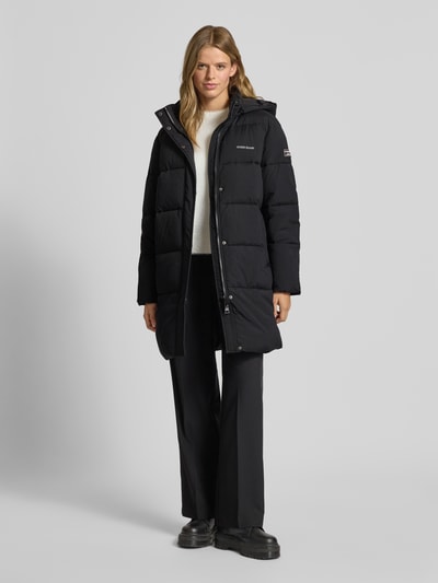 Guess Jeans Płaszcz pikowany z kapturem i logo Czarny 1