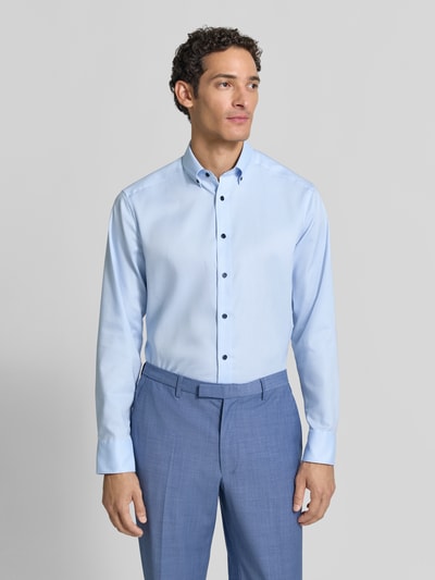Männermodel trägt Modern Fit Businesshemd aus reiner Baumwolle von OLYMP, hellblau, glatte Struktur, Ganzkörperansicht von vorne, Herren Businesshemd von OLYMP.