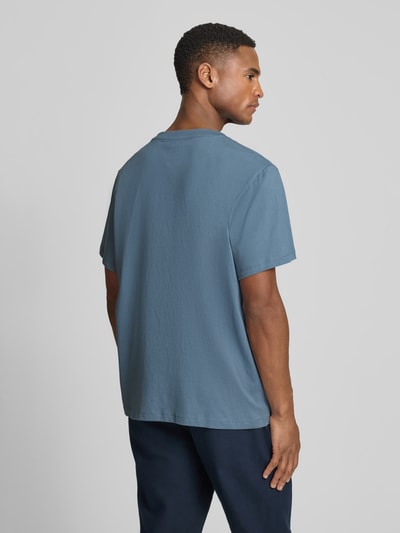 Męski model nosi Regular Fit T-Shirt aus reiner Baumwolle Modell 'ASPAN' von SELECTED HOMME, jednokolorowy, dżersej, okrągły dekolt, krótki rękaw, całkowity widok z tyłu