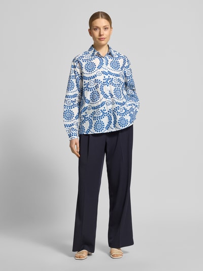 Frauenmodel trägt Relaxed Fit Bluse im Allover-Look von Christian Berg Woman, blau-weiß gemustert, reine Baumwolle, Ganzkörperansicht von vorne.