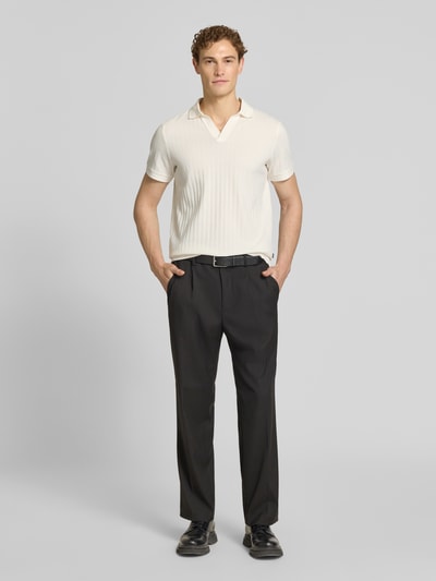 Männermodel trägt Regular Fit Poloshirt mit V-Ausschnitt Modell 'Baronito' von JOOP! Collection in Offwhite, Strukturmuster, Ganzkörperansicht von vorne