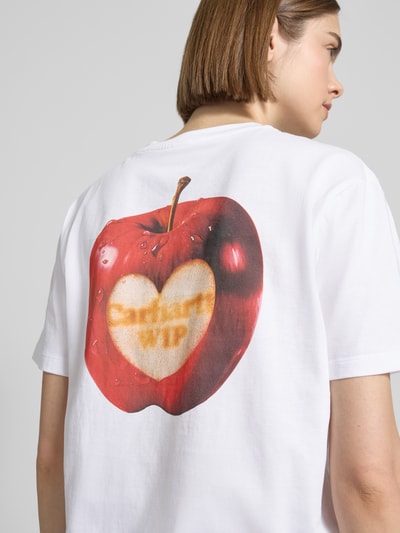 Frauenmodel trägt Damen T-Shirt mit Label-Print Modell 'Spoiled' von Carhartt Work In Progress, Reine Baumwolle, Rückenlänge 58 cm, Ganzkörperansicht Rückansicht.