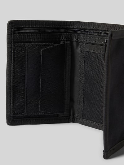 Produktfoto, schwarzes Portemonnaie mit Label-Patch Modell 'Alec' von Carhartt Work In Progress, strukturiertes Nylon, Fächer für Münzen, Scheine und Karten, Hauptfach mit Klettverschluss