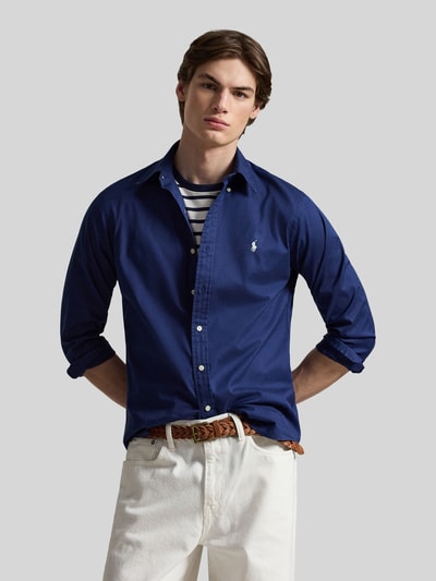 Männermodel trägt Regular Fit Freizeithemd aus reiner Baumwolle von Polo Ralph Lauren, Optik: Unifarben, Logo-Stitching, Ganzkörperansicht von vorne.