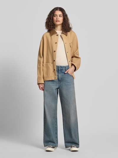 Frauenmodel trägt Regular Fit Jeansjacke aus reiner Baumwolle Modell 'FLIMANE-1-D_B' von Hugo Blue in Beige, Denim-Struktur, Ganzkörperansicht von vorne.