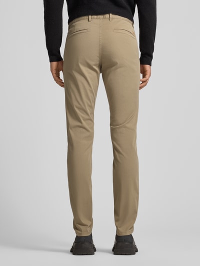 Męski model nosi Slim Fit Chino aus Baumwoll-Mix Modell 'CHINO_SLIM' od BOSS Orange, beżowy, subtelna struktura, tylne kieszenie, widok całej sylwetki z tyłu.